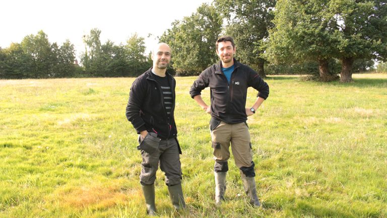 Ceci est une photo des maraîchers d'Au fil des Cesson, Philippe et Sébastien, sur la parcelle