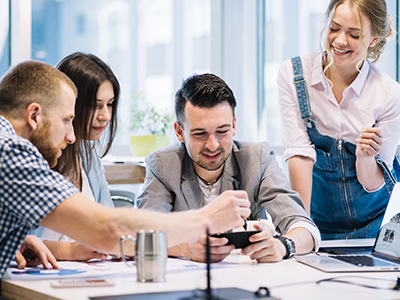 Ceci est un photo de personnes dans une entreprise pour illustrer la vente possible dans les entreprise et un lien vers la page où nous trouver